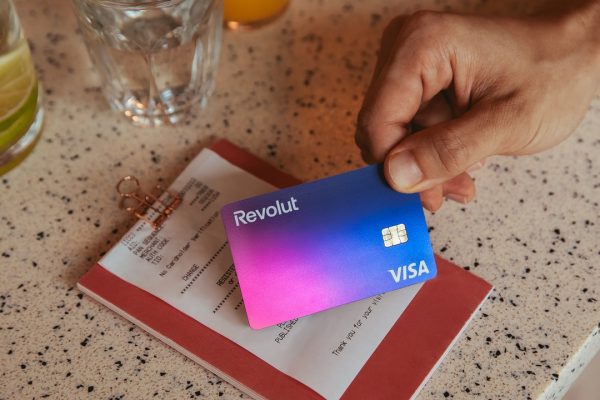 Revolut sta andando così bene che ora punta a diventare una banca a tutti gli effetti