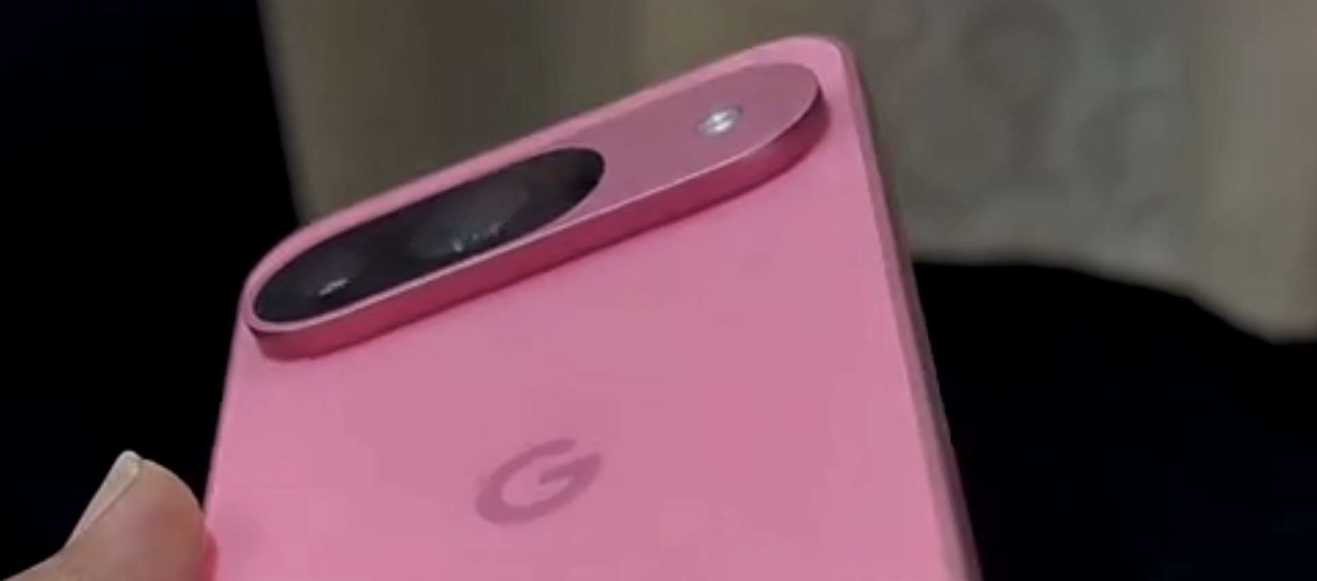 Google Pixel 9 si mostra in video con schermo acceso