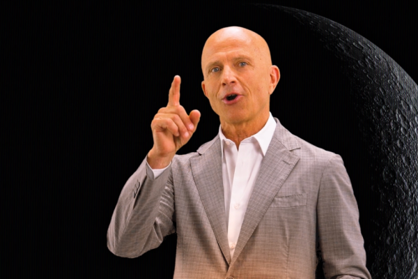 Giorgio Mastrota ora si è messo a vendere la Luna