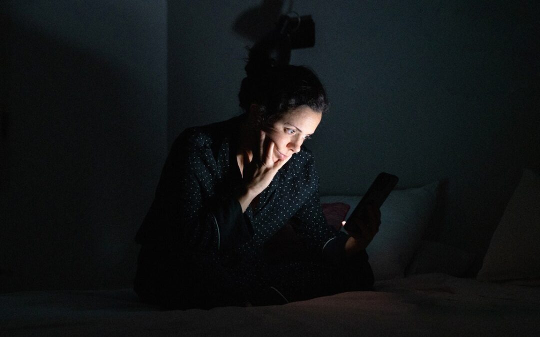 Smartphone, perché usarlo a letto disturba il sonno