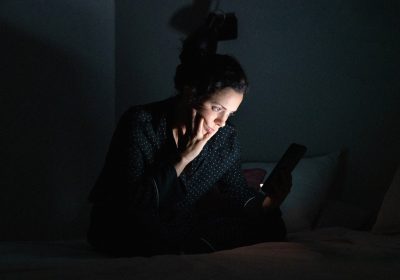 Smartphone, perché usarlo a letto disturba il sonno