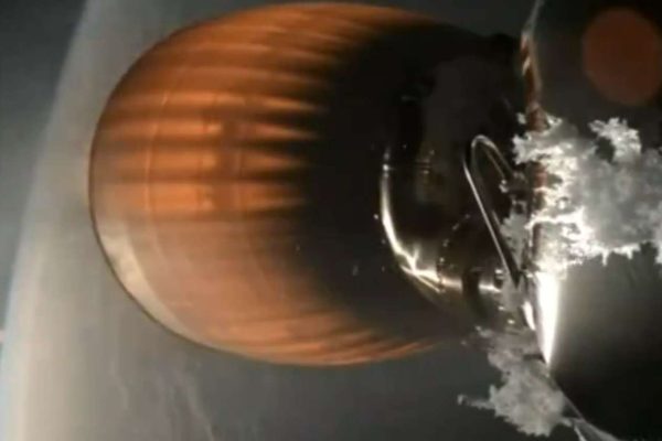 SpaceX Falcon 9 esplode in orbita, voli sospesi