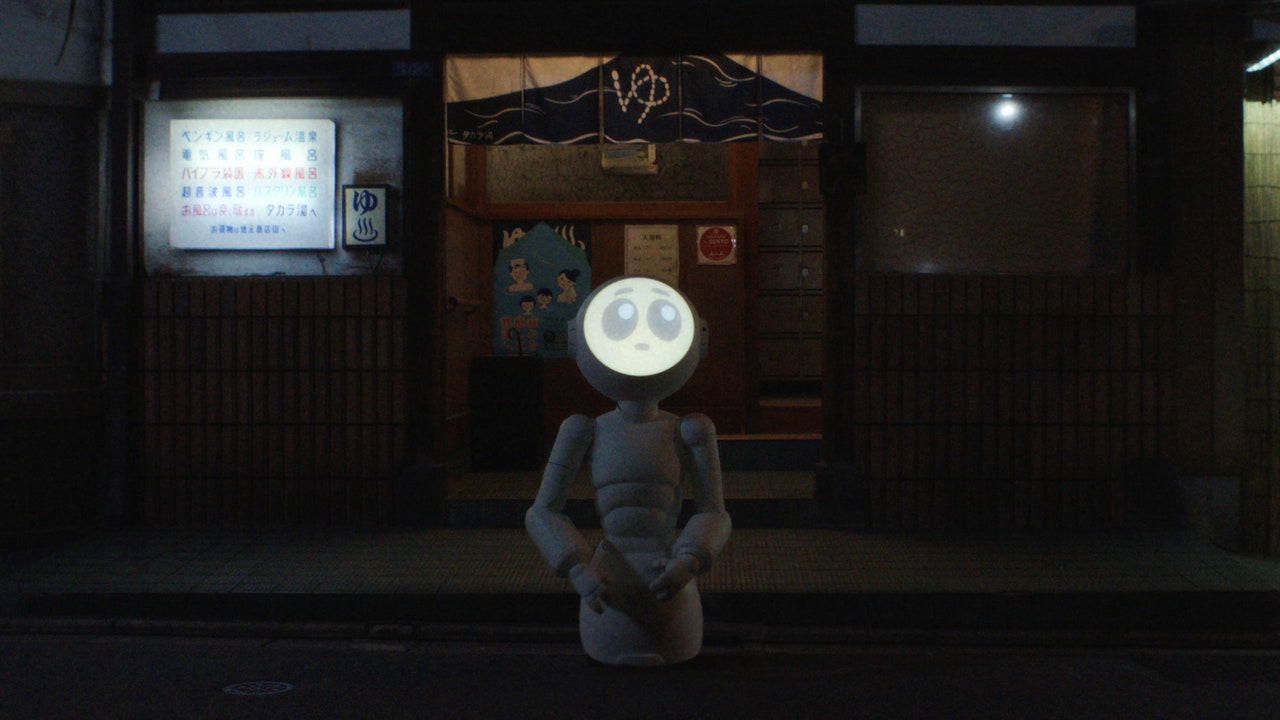 Sunny è una serie strana e stilosa che parla di solitudine ai tempi dell’intelligenza artificiale