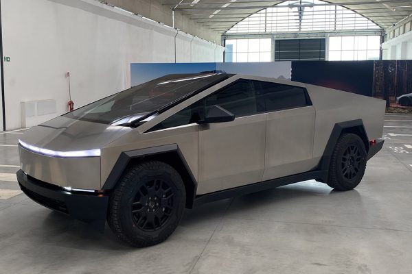 La conferma dei problemi di Tesla: niente prenotazione, chiunque può ordinare (e ricevere subito) un Cybertruck