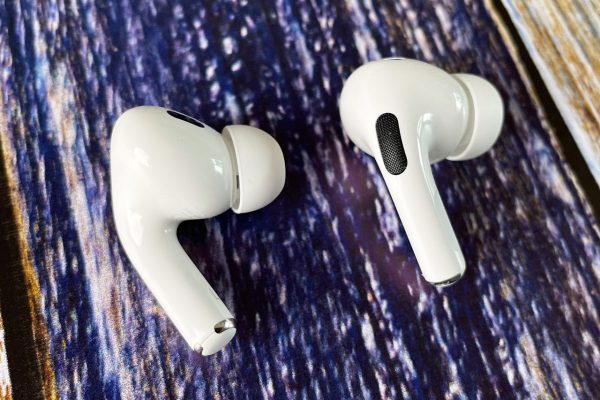 Le AirPods con videocamera usciranno nel 2026