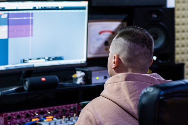 Colleghi digitali, sono in arrivo i contratti per l’intelligenza artificiale