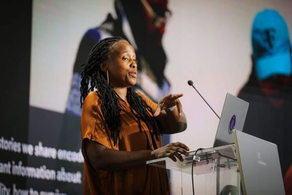 Stephanie Dinkins: Sperimentare il dialogo con l’Intelligenza Artificiale per creare nuove narrazioni