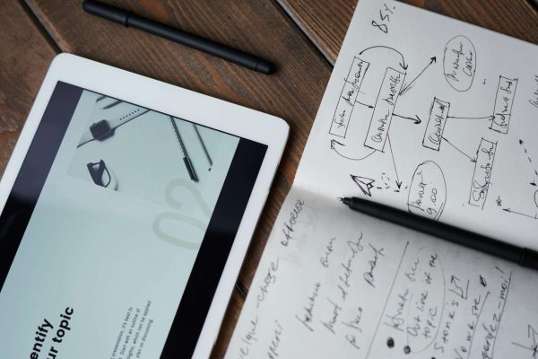 Testati 100 strumenti di intelligenza artificiale, ecco i migliori per ricerca e scrittura