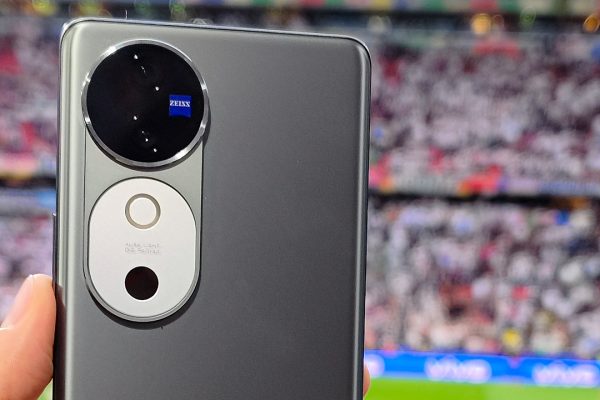 vivo V40 5G: onesto cameraphone ZEISS alla metà del prezzo dei top di gamma