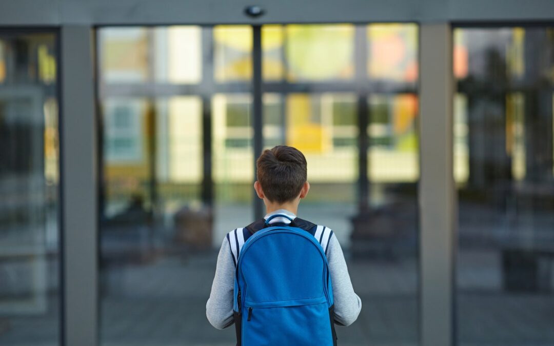 Rientro a scuola posticipato a ottobre per caldo, perché si discute in Italia