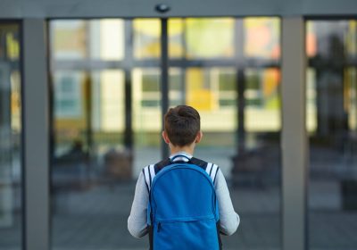 Rientro a scuola posticipato a ottobre per caldo, perché si discute in Italia