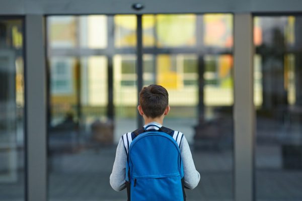 Rientro a scuola posticipato a ottobre per caldo, perché si discute in Italia