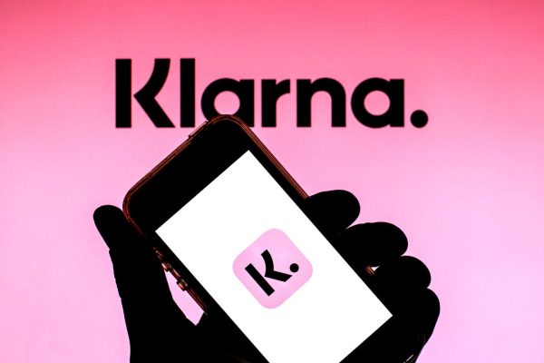 Klarna vuole sostituire metà dei dipendenti con l’AI