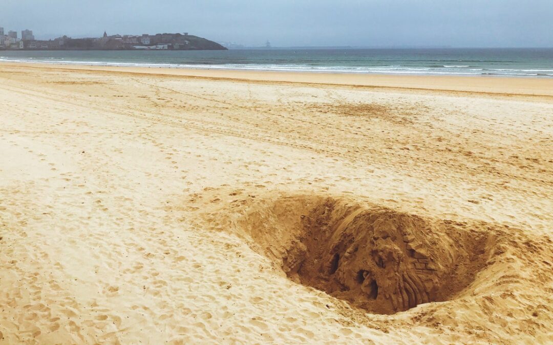 Spiaggia, la fisica della sabbia ci spiega perché scavare buche può essere pericoloso