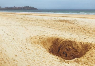 Spiaggia, la fisica della sabbia ci spiega perché scavare buche può essere pericoloso