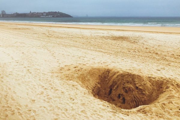 Spiaggia, la fisica della sabbia ci spiega perché scavare buche può essere pericoloso