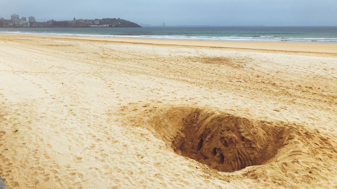 Spiaggia, la fisica della sabbia ci spiega perché scavare buche può essere pericoloso