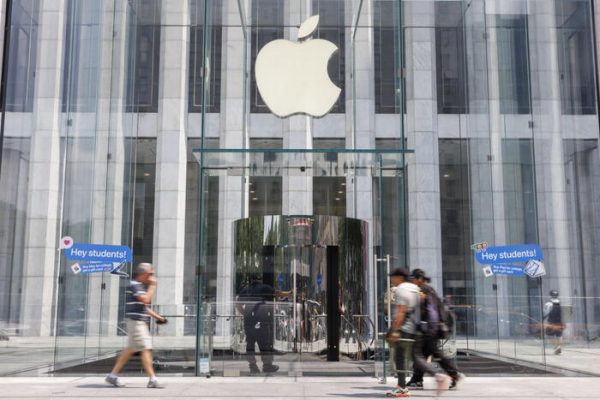 Apple supera le aspettative ma risente della frenata in Cina, Amazon registra un significativo aumento dei profitti