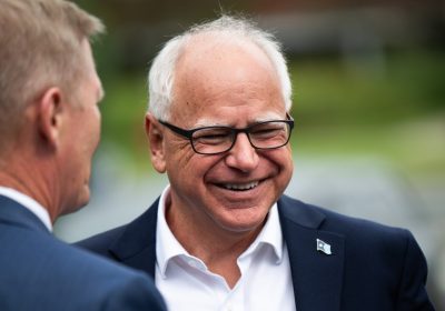 Tim Walz, chi è il candidato alla vicepresidenza scelto da Kamala Harris