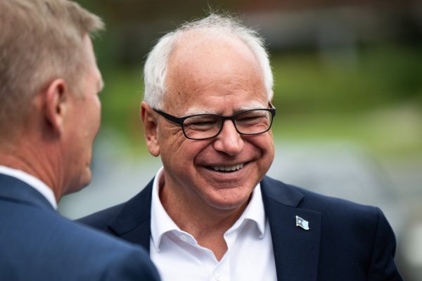 Tim Walz, chi è il candidato alla vicepresidenza scelto da Kamala Harris