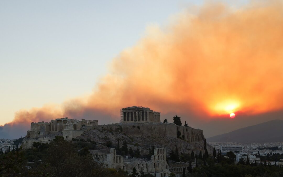 Atene, le foto dell’incendio intorno alla capitale della Grecia