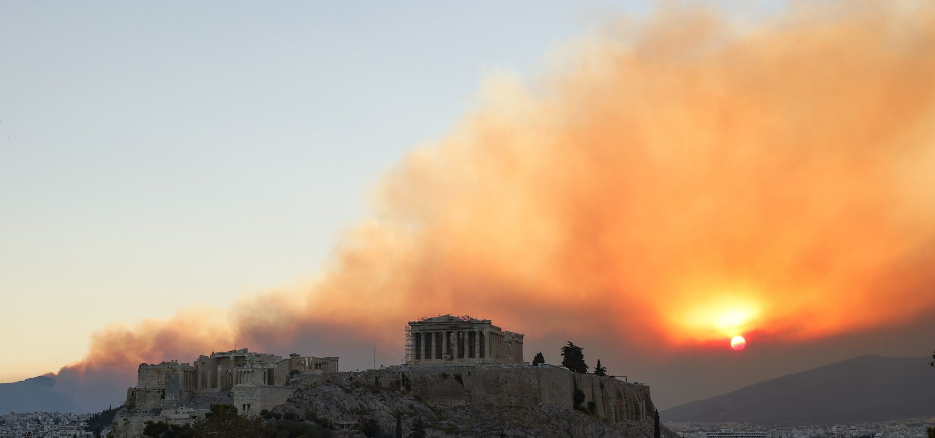 Atene, le foto dell’incendio intorno alla capitale della Grecia