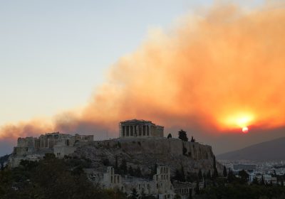 Atene, le foto dell’incendio intorno alla capitale della Grecia