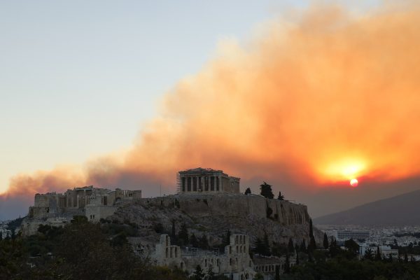 Atene, le foto dell’incendio intorno alla capitale della Grecia