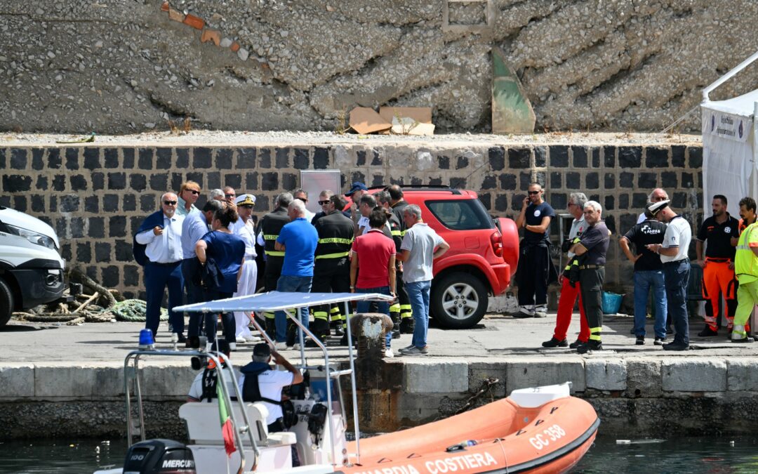 Palermo, le foto dei soccorsi dello yatch naufragato