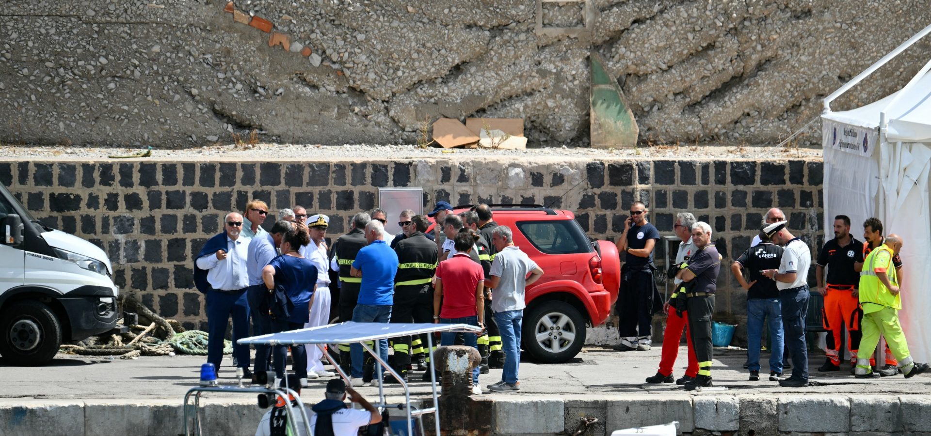 Palermo, le foto dei soccorsi dello yatch naufragato