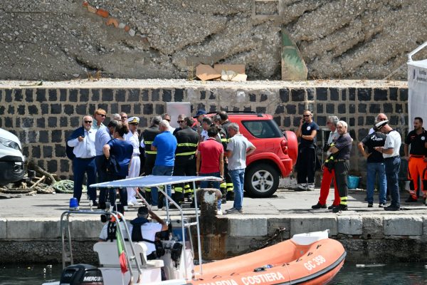 Palermo, le foto dei soccorsi dello yatch naufragato