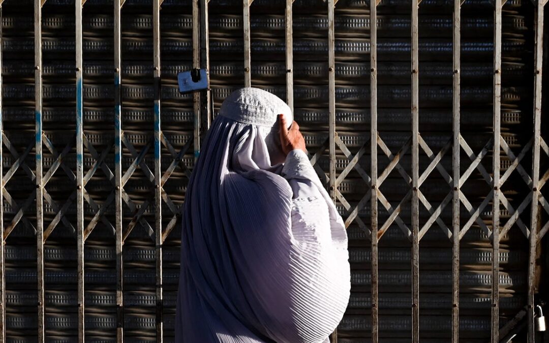 Ai talebani che vietano di parlare in pubblico, le donne afghane rispondono cantando sui social