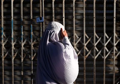 Ai talebani che vietano di parlare in pubblico, le donne afghane rispondono cantando sui social