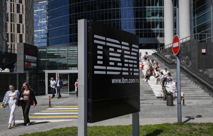 IBM taglia le attività in Cina e chiude la ricerca nel settore delle telecomunicazioni.