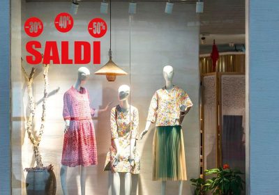 Sticker Adesivo Salsi e Sconti 30% 40% 50%. Sticker Adesivo per vetrina Saldi e Sconti. Disponibile in due colorazioni. Sticker Adesivo ideale per vetri-finestre e vetrine (Rosso)