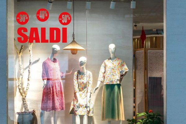 Sticker Adesivo Salsi e Sconti 30% 40% 50%. Sticker Adesivo per vetrina Saldi e Sconti. Disponibile in due colorazioni. Sticker Adesivo ideale per vetri-finestre e vetrine (Rosso)