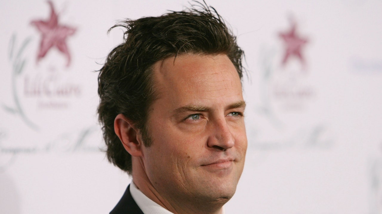 Matthew Perry, cinque persone sono accusate della morte
