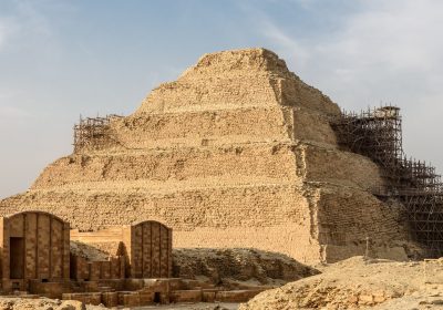 Piramidi, la più antica d’Egitto è stata costruita grazie a un “ascensore ad acqua”?