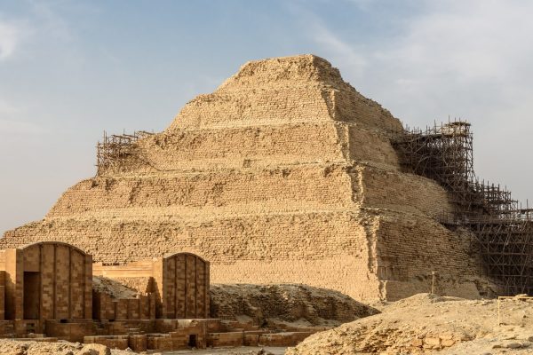 Piramidi, la più antica d’Egitto è stata costruita grazie a un “ascensore ad acqua”?