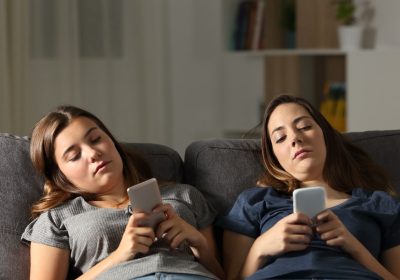 TikTok, scorrerlo compulsivamente non ci salva dalla noia, anzi