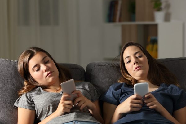 TikTok, scorrerlo compulsivamente non ci salva dalla noia, anzi