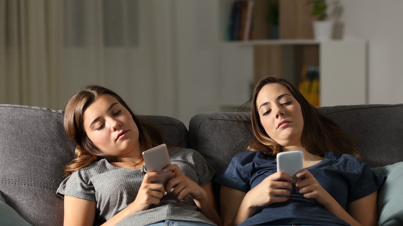 TikTok, scorrerlo compulsivamente non ci salva dalla noia, anzi