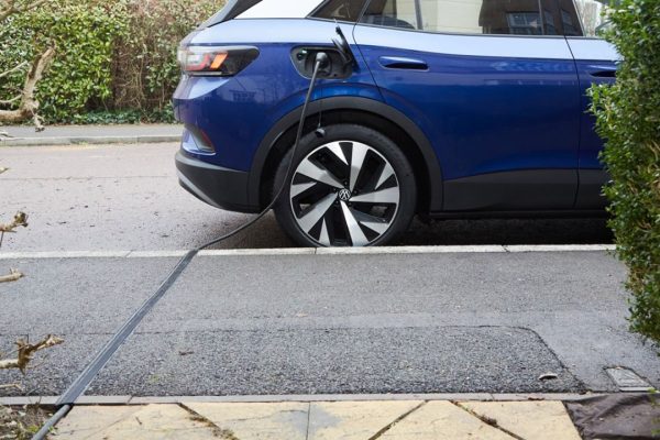 A Londra parte un progetto pilota per nascondere il cavo di ricarica nei marciapiedi