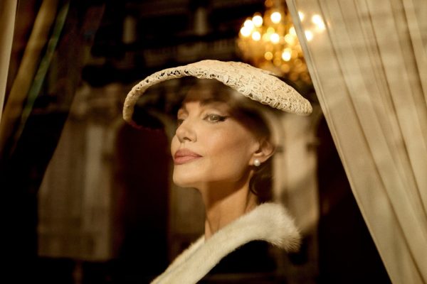 Maria ci porta con Angelina Jolie in un viaggio nell’ultima, dolorosa settimana di vita della Callas