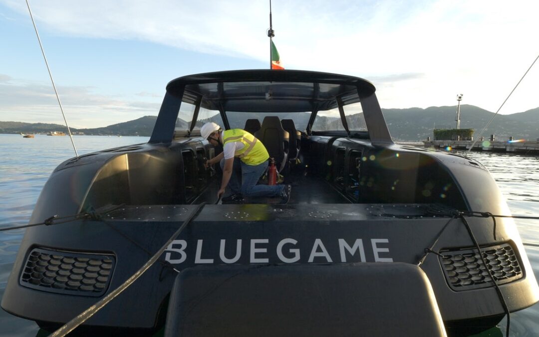 A bordo del catamarano a idrogeno (e volante) di Bluegame