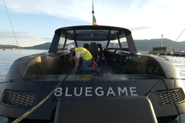 A bordo del catamarano a idrogeno (e volante) di Bluegame