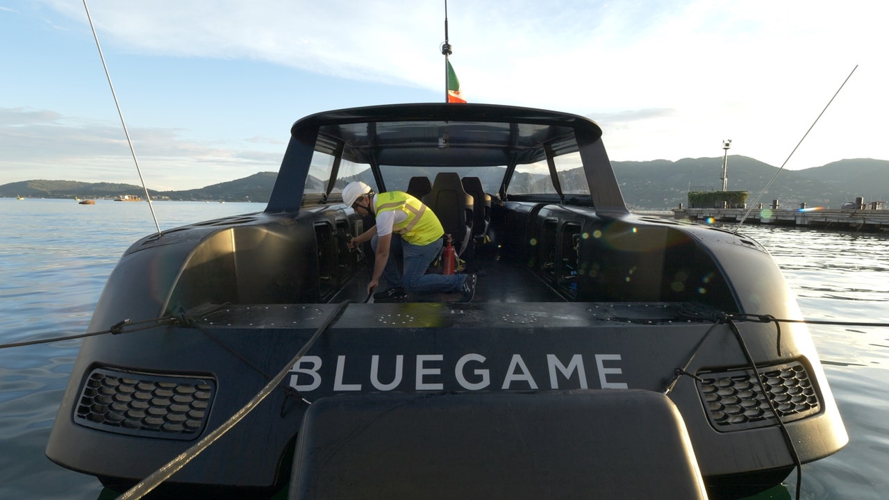 A bordo del catamarano a idrogeno (e volante) di Bluegame