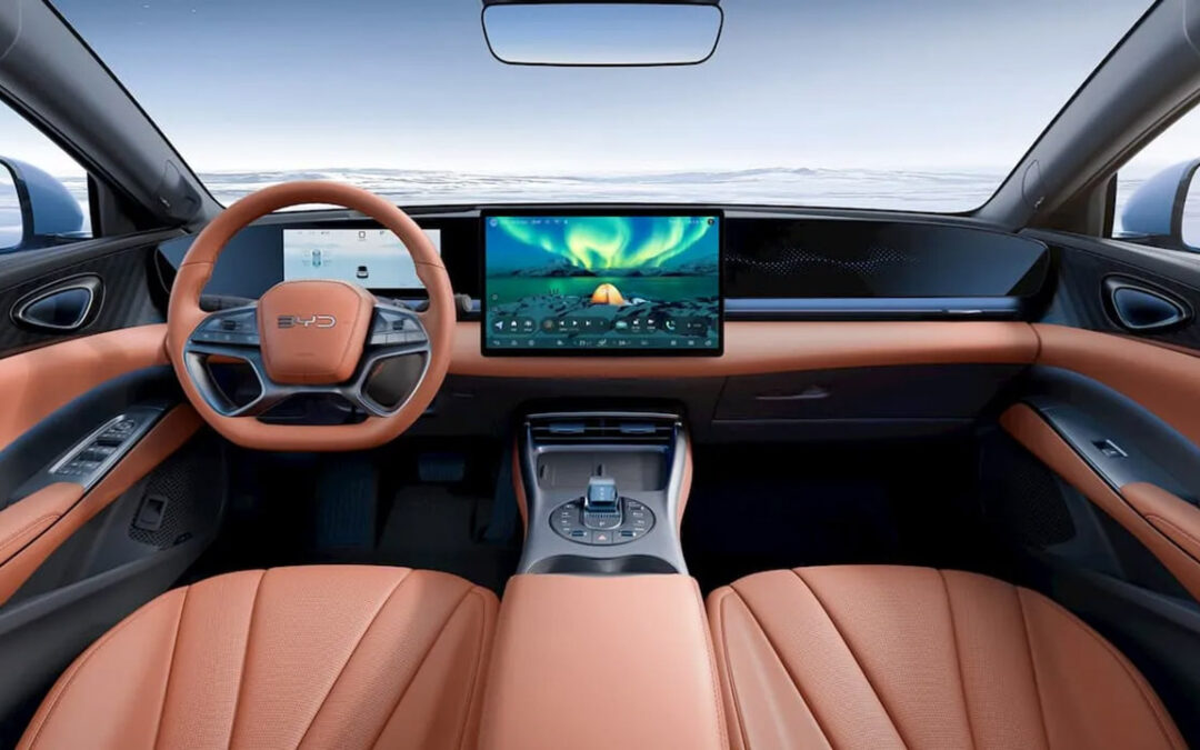 BYD mostra gli interni della nuova Seal, nuovo design per battere ancora Tesla