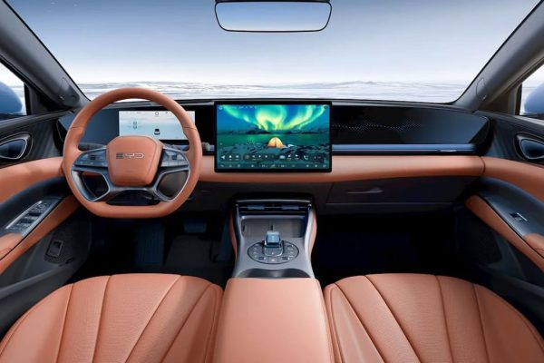BYD mostra gli interni della nuova Seal, nuovo design per battere ancora Tesla