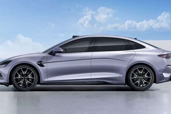 BYD riaccende la guerra dei prezzi: Seal 2025 costa 7.800 dollari meno di Tesla Model 3